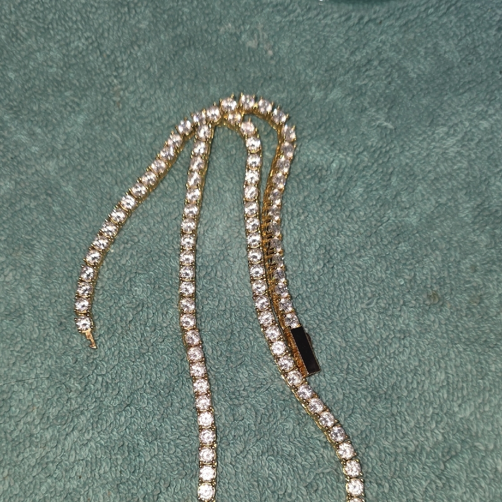 Beautiful stunning Blingly Necklace with Cross - Picture 2 of 3